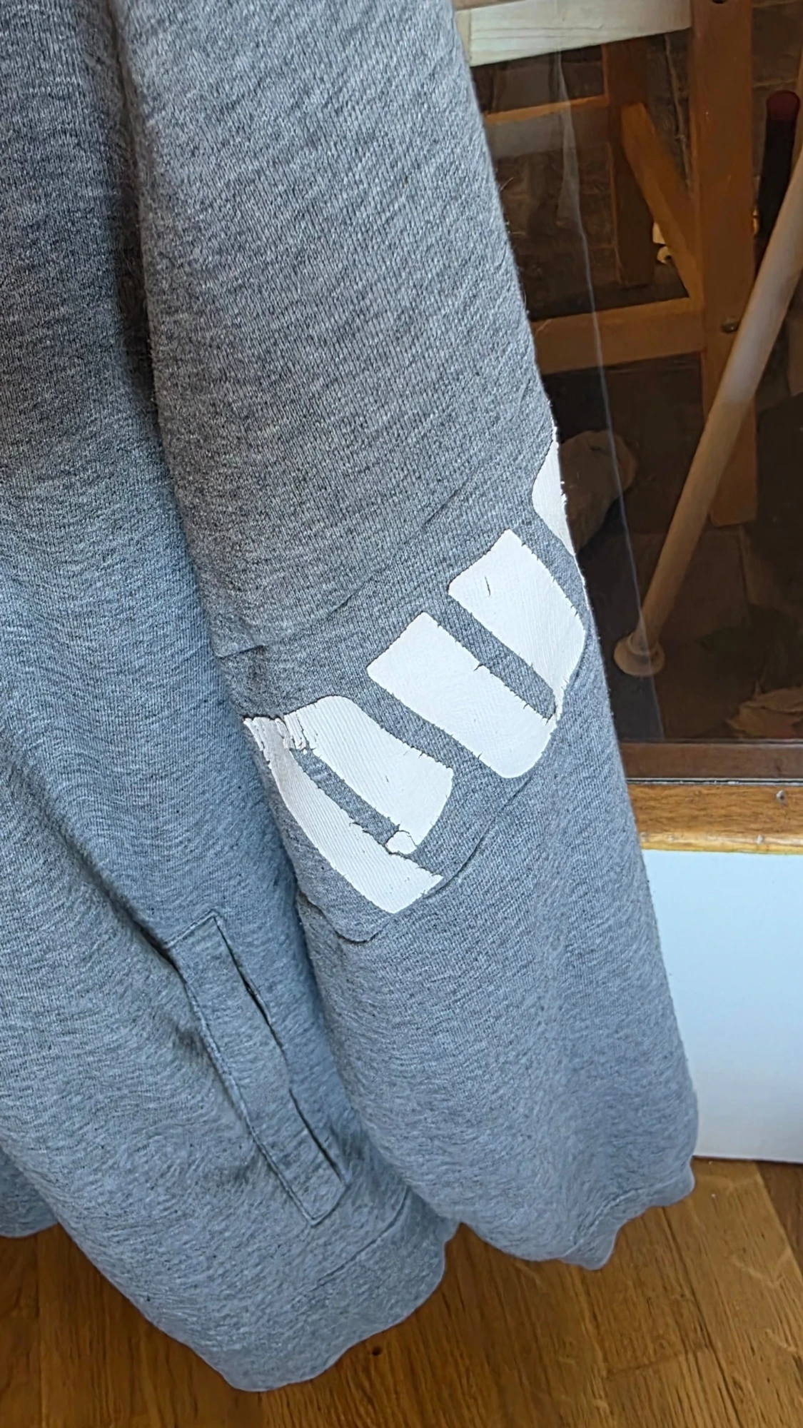 Grå hoodie från Puma med tryck - 2