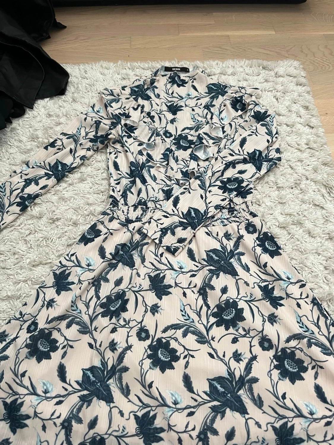 Blommig långklänning med volang
