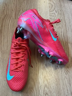Nike Mercurial rosa fotbollsskor - Säljer ett par Nike Mercurial Vapor 16 SG storlek 40,5, helt nya aldrig använda nyckeln till dobbarna medförljer 