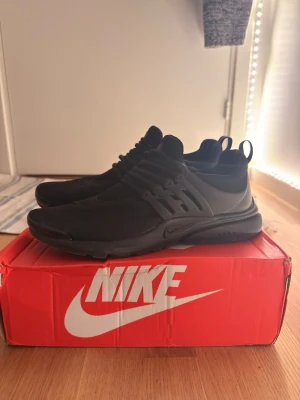 Svarta Nike Presto sneakers - Ändast använd 1 gång, priset kan diskuteras! Kom DM för fler frågor och fraktas samma dag, senast dagen efter.