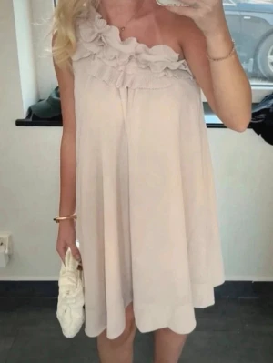 Klänning  - Storlek 36 från H&M! Säljer även en i storlek 38 pga fel storlekar 💕