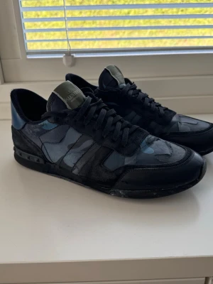 Valentino rockrunners  - Säljer ett par valentino rockrunners i storlek 44 som jag haft i en vinter nu och de är i allmänt väldigt bra skick förutom sulan. Den är ganska sliten men har fortfarande en massa liv kvar att ge. En till nackdel är att tåns plastgrej var lite lös så den är superlimmad tillbaka men inget stort bekymmer alls. Det är en väldigt eftertraktad sko som är exklusiv men passar även till casual outfits. MVH Emil 