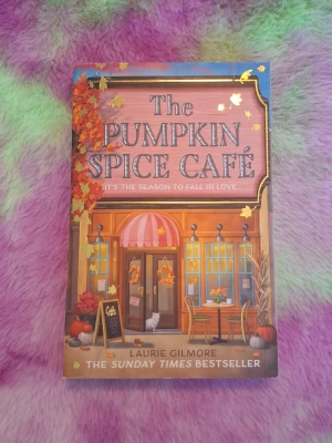 The Pumpkin Spice Café - Laurie Gilmore - 🧡Säljer The Pumpkin Spice Café av Laurie Gilmore. Den är bok 1 i serien Dream Harbor.  🧡Helt oläst, endast stått i bokhyllan. Hade lite skador när jag fick den (se bilder), annars I bra skick. Skadorna påverkar ej bokens innehåll.   📦 Skickas snabbt 💬 Hör av dig om du har frågor!