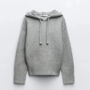 Zara hoodie - Säljer då den inte kommer till användning. den är i bra skick och är som ny💕