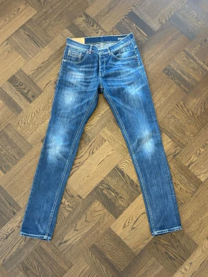 Dondup Ritchie 9/10 skick - Säljer nu ett par blåa Dondup Ritchie då jag tyvärr växt ur dem i storlek w32. Perfekta för dig som gillar bra kvalitet och en skarp look! Kan mötas i Stockholm eller frakta!🤝🏻