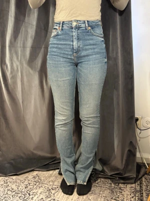 high waist jeans - Säljer ett par klassiska jeans från Zara storlek 36 med high waist och raka ben med slit. 