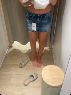 Jeanskjol - Säljer denna jeanskjol, knappt använd!❤️❤️har shorts under också!