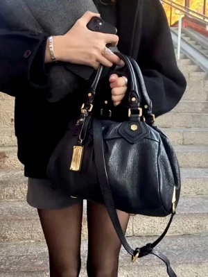 Marc jacobs bag - Snygg svart handväska från Marc jacobs i läder med guldfärgade metalldetaljer.
