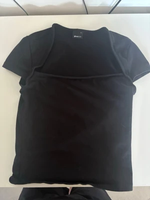 Svart topp  - Svart tight topp från Gina tricot. Aldrig använd endast testad. 