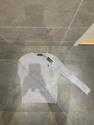 Ralph lauren kabelstickad  - Helt ny, aldrig använt pga för liten, storlek M men är väldigt liten i storleken så mer som S. Pris kan diskuteras, skickar alltid samma dag som köpt