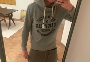Jack and Jones hoodie  - Tja säljer nu denna tvär feta hoodien från Jack and Jones, hoodien är väldigt enkel att styla då den passar till allt, perfekt till vintern som kommer. Priset är inte hugget i sten!🤩