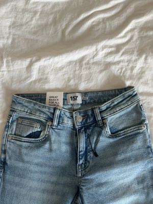 Low waist bootcut jeans från lager 157 - Snygga ljusblå bootcut jeans från lager 157.  Helt nya och oanvända. Säljer för att de är för korta på mig som är 168cm. Ordinerade pris är 400kr.