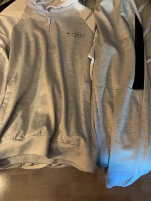 Mckenzie dress  - Säljer pga används inte. Jättefint skick. Den är storlek S. Skriv om fler bilder med bättre ljus önskas.