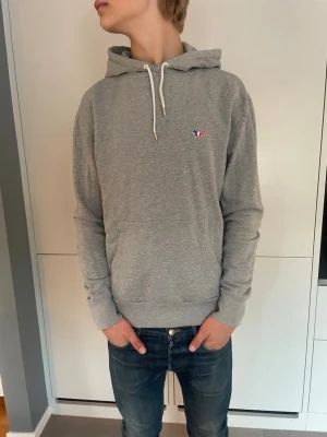 Grå hoodie från maison kitsune  - Grå hoodie bra skick ifrån maison kitsune storlek M 