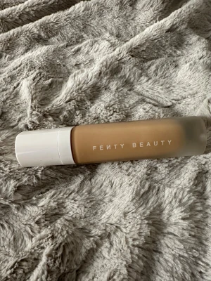 Fenty Beauty Pro Filt'r Foundation 250 - Fenty Beauty Pro Filt'r Soft Matte Longwear Foundation i nyansen 250. Ger en matt/dewy finish.