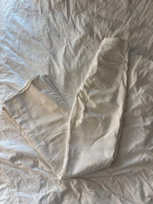 Vita raka jeans från SHEIN - Säljer ett par vita raka jeans från SHEIN i storlek EU38. Jeansen har råa, fransiga benslut och en klassisk femficksdesign. Perfekta för en clean och trendig look. Materialet är bomullsmix som känns mjukt och bekvämt.