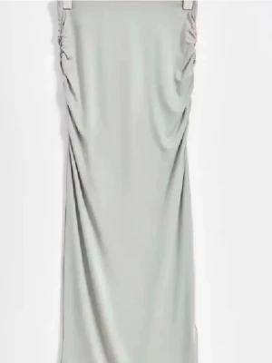 Sommarpaket Gina tricot xs - Tre toppar och en kjol från Gina Trocot, st XS. Allt i bra skick, inte mycket använt. 