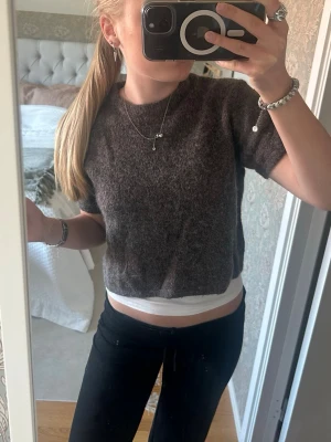 Brun stickad tröja  - Säljer en jättesnygg brun stickad tröja i superbra skick i storlek 146/152! (XS) Superfint att ha t.ex över ett vitt linne som jag på bilden 💗💗Från Gina Tricot 