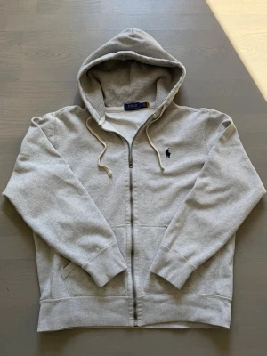 Ralph Lauren - Grå Ralph Lauren hoodie | storlek M | väldigt bra skick förutom lite tappad färg på dragkedjan | äkta med qr kod | pris går att diskutera vid snabb och enkel affär |