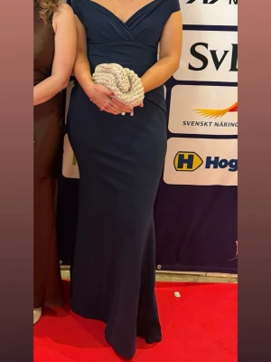 Bardot pleat maxi dress från bubbleroom -  Supersnygg balklänning som endast använd vid ett tillfälle! Perfekt på mig som är 178 och hade ballerinaskor men passar självklart för någon kortare med klackar! Inga synliga fläckar som jag kan se!  Nypris 1000kr  Snabb affär prioriteras, kom med prisförslag!😊  Ej tvättad efter en gångs användning!!