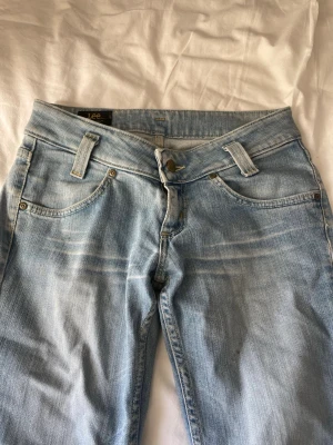 Ljusblå Lee jeans bootcut - Säljer ett par ljusblå jeans från Lee.