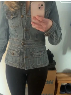 Figursydd jeansjacka - Unik figursydd jeans jacka i storlek 36, fint skick, osäker på nypris