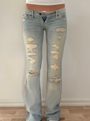 Abercrombie & fitch Lågmidjade slitna jeans  - Storlek 0R ~ XXS regular. Rakt över midjemått: 34cm. Innebenslängd: 81cm. Frakt 24h. Priset är inte förhandlingsbart. 
