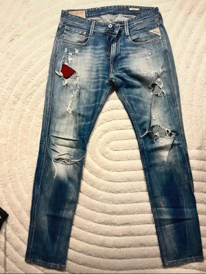 Blå slitna jeans från Replay - Säljer ett par lite schysstare replay jeans som jag använt under hösten och lite nu vid vårtid. Modellen heter anbass 