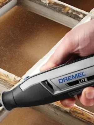 Dremel Lite multiverktyg med tillbehör - Dremel Lite är ett smidigt och mångsidigt multiverktyg i svart och grå plast med blå detaljer. Perfekt för slipning, polering och gravering. Medföljer flera olika tillbehör som sliptrissor, polerborstar och verktygsnyckel för olika projekt.Helt ny och aldrig använd  Jag har köpt för 1020 kr från slöjd- detaljer.