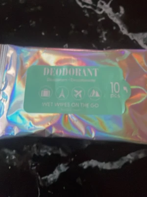 Deodorant våtservetter 10-pack - Praktiska deodorant våtservetter i 10-pack, perfekta att ha med på resan eller när du är på språng. Förpackningen är holografisk med grön etikett och texten 'Wet wipes on the go'. Smidig och diskret design.