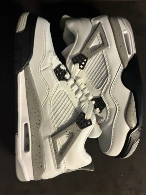 Air Jordan 4 White Oreo sneakers - Säljer ett par oanvända Air Jordan 4 White Oreo