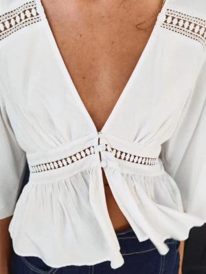 Vit omlott blus med vida ärmar - Blus från Zara i nyskick. Köpt för 600 kr, använd bara några gånger förra sommaren. Säljer den eftersom den blivit för liten vid bysten och jag inte känner mig bekväm i den längre 🤍 Storlek S. Viktigt: tvätta inte i 40 grader, max 30 🤍 Frågor i DM, pris kan diskuteras ✨
