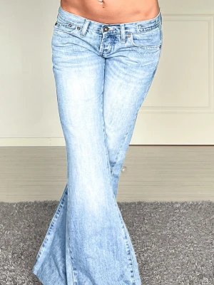 Jeans - Midjemått: 38cm rakt över, innerbenslängd: 76cm 💗
