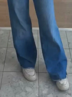 Blåa vida jeans med hög midja - Säljer ett par blåa jeans med vida ben. Klassisk femficksmodell i mjukt denimtyg, perfekta för en avslappnad och trendig look. Passar dig som gillar loose fit och retrostil.