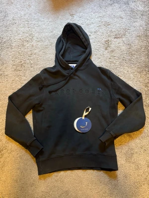 Jacob cohen hoodie - Säljer denna riktigt snygga Jacob cohen hoodie än i storlek S (175 cm). Såklart äkta och tag följer med 🏷️ skriv privat om mått eller frågor 😃nypris €408 dollar 😃😛
