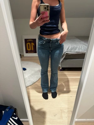 Blå bootcut jeans med låg midja - Säljer ett par ljusblå bootcut jeans från Zara med låg midja. Jeansen är i et tväldigt bra skick💕 