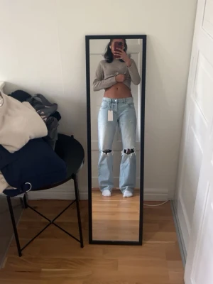 Ljusblå ripped jeans från Zara  - Säljer ett par ljusblå jeans från Zara. Dom är oanvänd och är storlek 40. Jag säljer för att dem är lite för stora för mig. Jag är 175 och dem åker hela vägen ner till marken:)