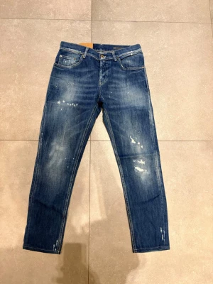 Dondup jeans - Dondup jeans !!Trendigaste jeansen på marknaden Nypris=4000  Säljs för=799(Modellen har orginal slitningar från fabrik vilket gör jeansen mer populär och eftertraktad)