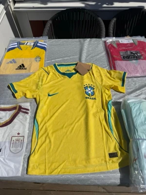 Brasilien VM2026 - Brasilien hemmatröja VM2026.                                            1 för 300kr 2 för 500kr 3 för 600kr.                                  Storlekar small, medium och large 
