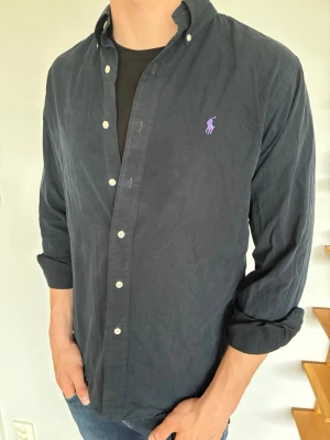 Ralph Lauren skjorta  - Ralph lauren skjorta slim fit herr| pris:499kr| skick:9,8/10| Storlek:M| Hör av dig vid minsta lilla fundering eller fråga| 