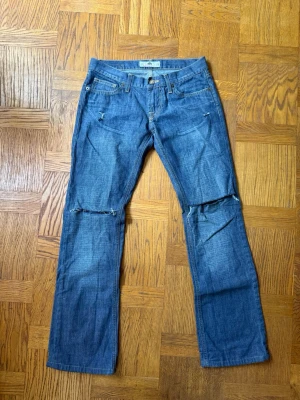 Lågmidjade jeans med slitningar - Jättesnygga lågmidjade jeans med slitningar från märket fornarina. Storlek 28 vilket skulle motsvara ungefär en XS/S. Passformet är åt det raka hållet.