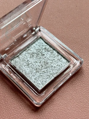 Silverglittrig ögonskugga W7 - Köpt i Finland. Använd endast fem gånger. En fyrkantig ögonskugga från W7 i nyansen Eye Lust. Färgen är intensivt silver med mycket glitter och metallisk finish. Kommer i en genomskinlig plastförpackning som gör det enkelt att se färgen. Perfekt för dig som vill ha en riktigt skimrande look.