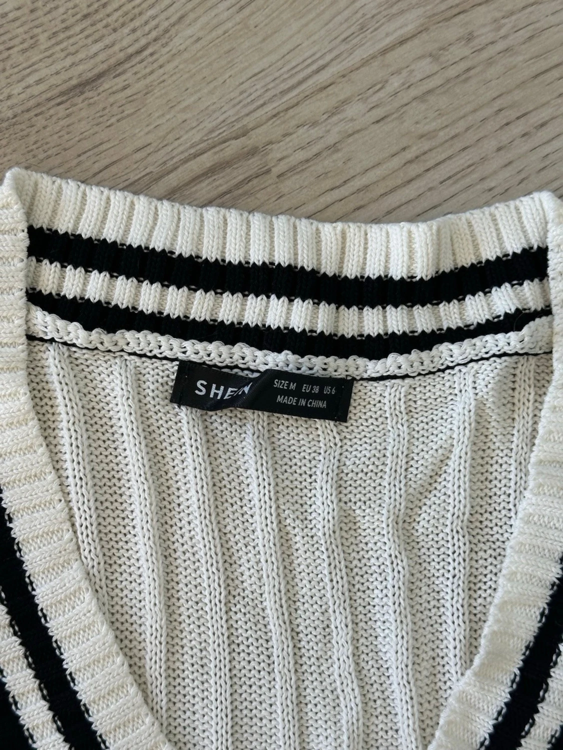 Vit stickad tröja med svarta detaljer - 5