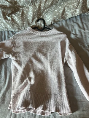 Ljusrosa stickad tröja - Ljusrosa stickad tröja. Färgen är lite urtvättad så är inte lika rosa längre. Kliar inte alls. Ganska tjock och varm. Pris går att diskuteras!