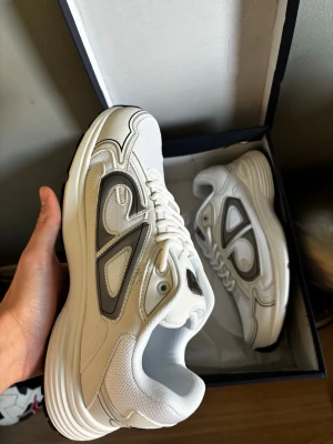 Vita B30 sneakers - Säljer ett par vita B30 sneakers med box. Skorna är helt nya och oanvända. Storlek 44.