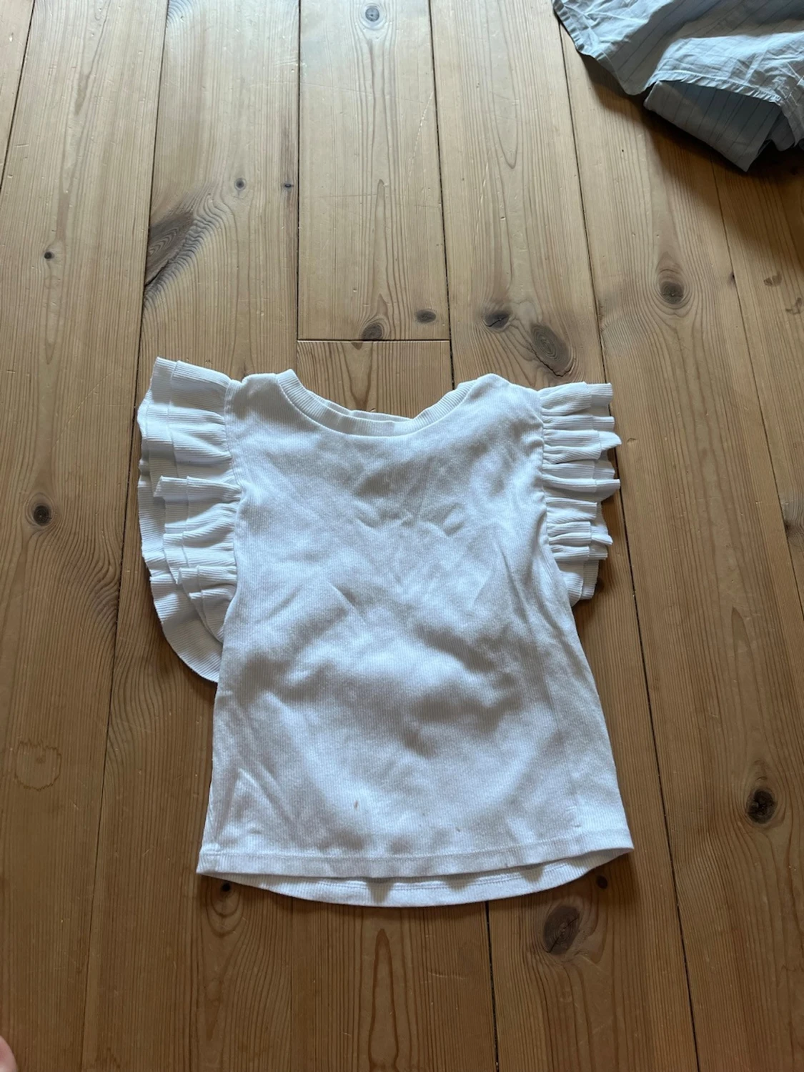Vit topp med volangärmar