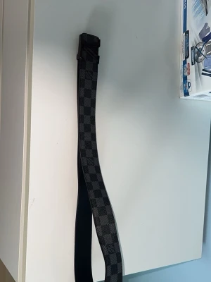 Svart gårt bälte från HM stolek 110 cm  - Hej säljer svart grått bälte från hm stolek 110 cm helt ny 
