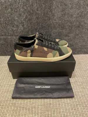 Saint Laurent skor  - Hej, säljer nu dessa svin snygga ysl skor. Skorna är i nyskick!  Begränsat antal boxar och dustbag. Hör av dig vid frågor. 