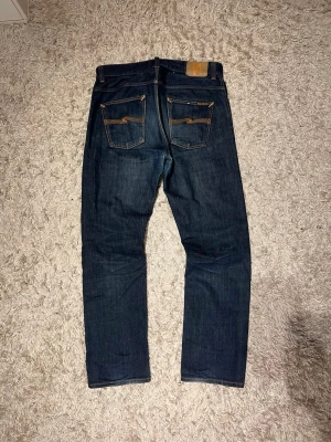 Nudie jeans sleepy sixten vintage herr straight relaxed fit  - Nudie jeans av modell sleepy sixten, nudie har inte tillverkat dessa sedan 2018 och de finns endast ett fåtal par ute. Storlek 32/32 sitter nog något större. Riktigt fin wash och passform på dessa, straight relaxed fit. Mycket bra skick nästan nya, förutom lite slitna i grenen. Postas samma dag som köp eller dagen därpå🙌💯