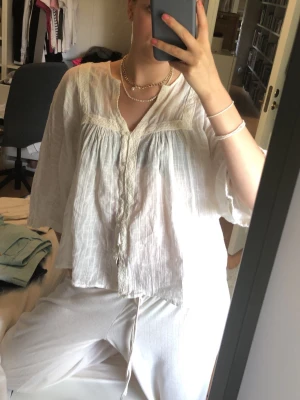 Vitt luftigt loungewear-set - Säljer en jättesommrig blus från zara. Helt ny. Funkar även som cover up💗